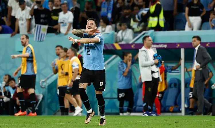 Jugador de Uruguay golpea a trabajador de FIFA (VIDEO)