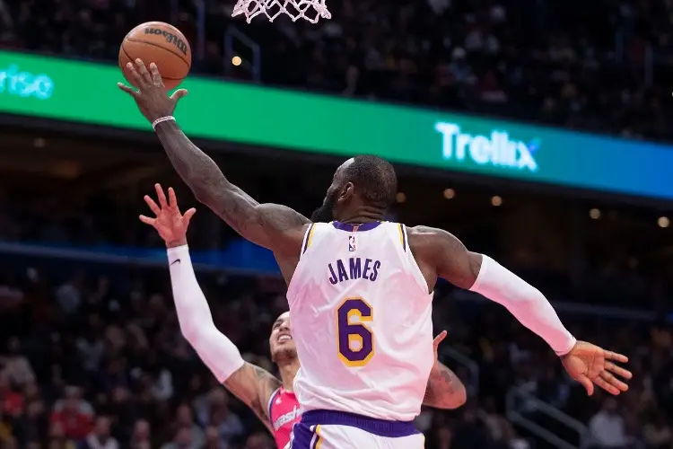 Lakers arrasan con Washington 