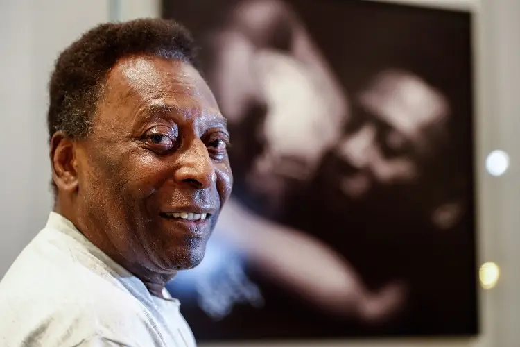 Pelé habría sufrido de Covid pero está estable