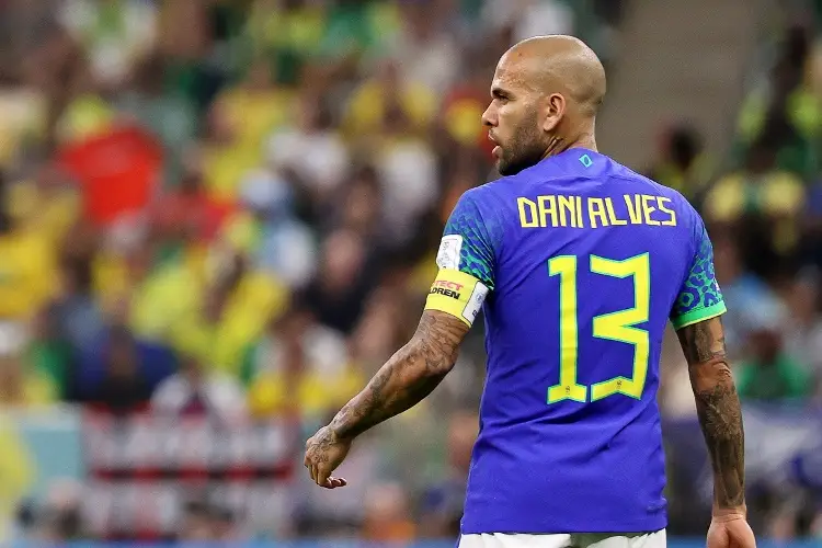 Es un día durísimo para todos: Dani Alves tras eliminación de Brasil 