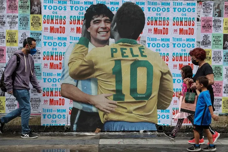 Pelé besa a Maradona en una intervención artística en Sao Paulo