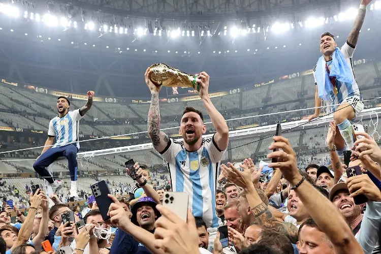 Fans invaden la casa de Messi para festejar el título del Mundial (VIDEO)