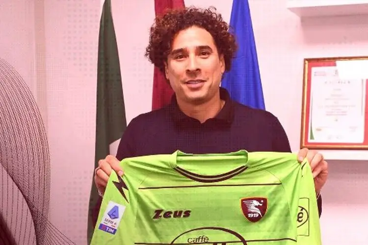 ¡Oficial! Memo Ochoa ya es del Salernitana (FOTOS)