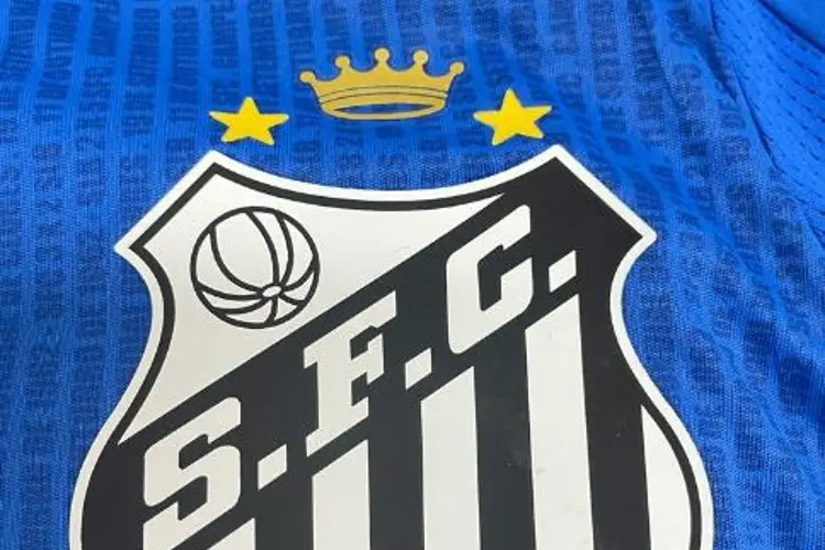 Santos presenta nuevo escudo en homenaje a su Rey Pelé