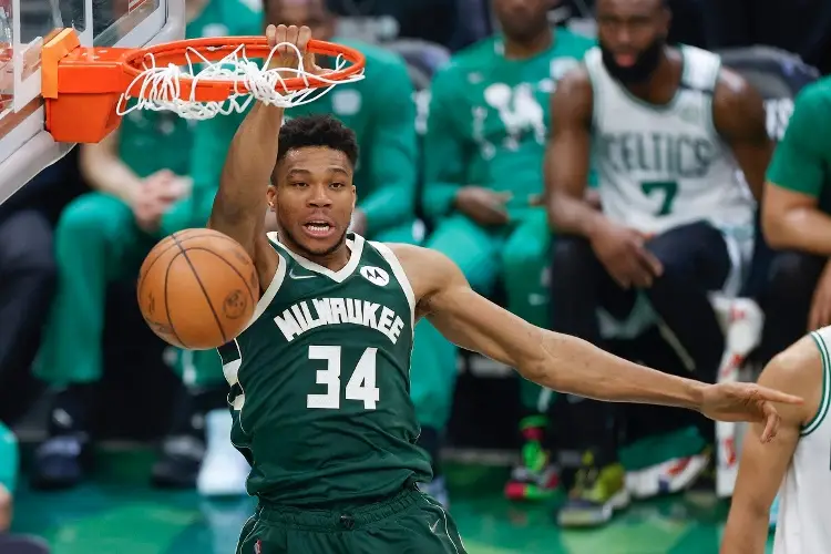 Antetokounmpo firma 40 puntos y 20 rebotes