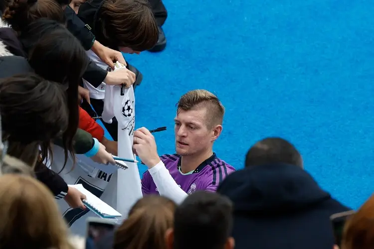 Kroos desea 'más días' de puertas abiertas; Valverde, una hora firmando