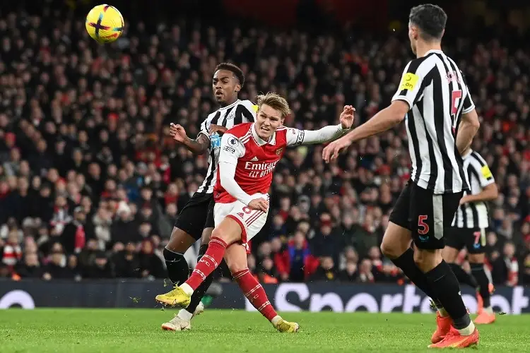 Newcastle aplaca al Arsenal y sueña con la Champions