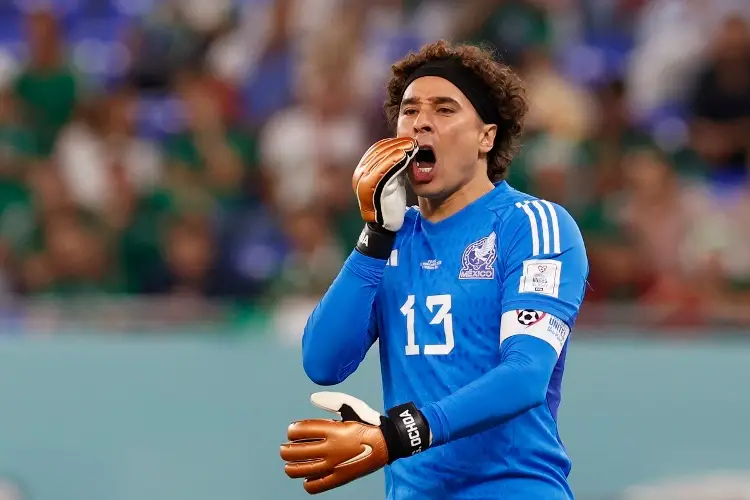 La doble atajada de Ochoa y después gol de su equipo