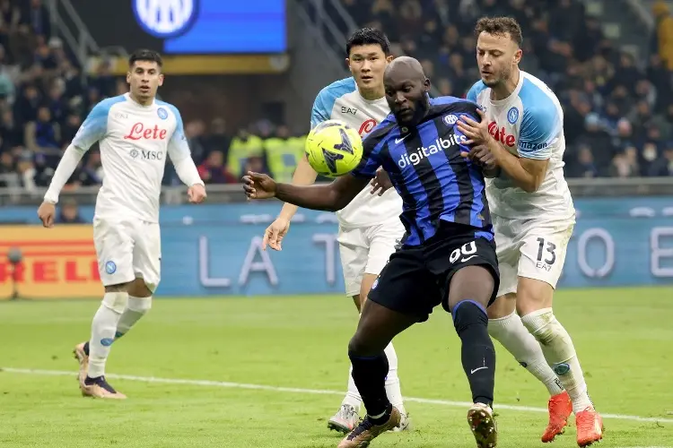 'Chucky' Lozano y Napoli pierden su invicto ante el Inter de Milán 