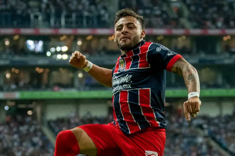 Chivas le pega a los Rayados con un jugador menos