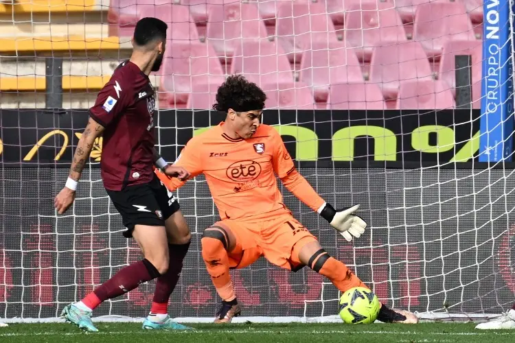 'Memo' Ochoa se luce y evita la derrota del Salernitana 