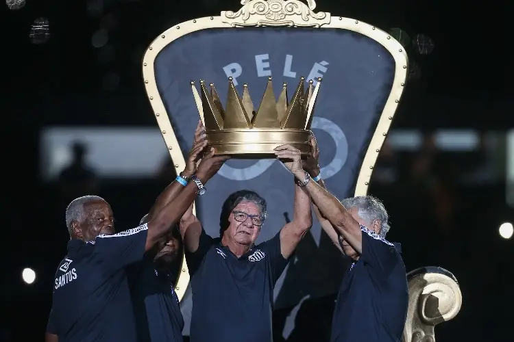 Santos rinde emotivo homenaje a Pelé (VIDEOS)