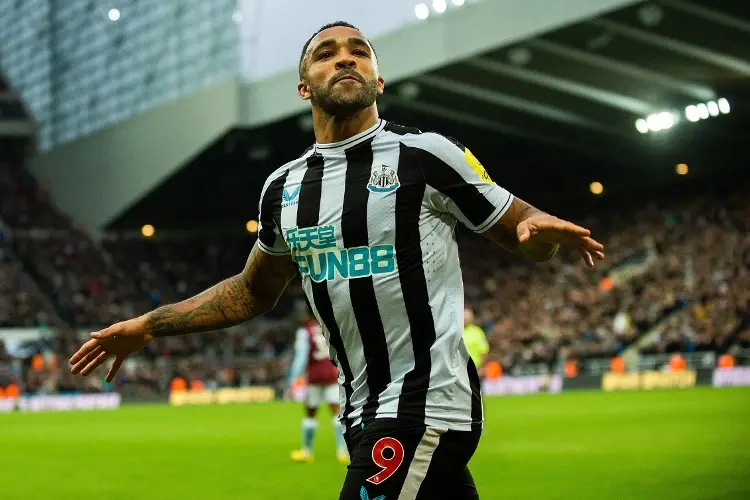 Newcastle gana y se aferra a zona de Champions League