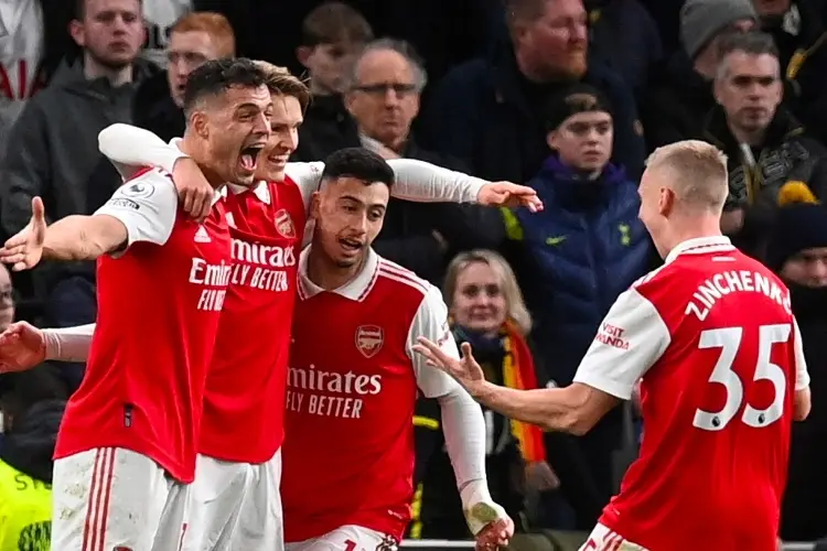 Arsenal le pega a Tottenham y manda en la Premier League 