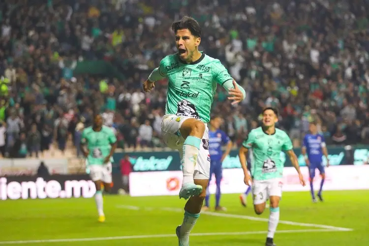 Larcamón debuta con triunfo como DT de León 