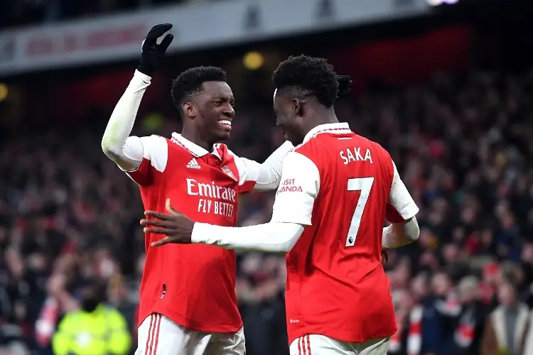 Arsenal gana en el último suspiro y manda en la Premier League 