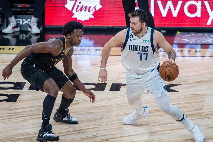 NBA: Luka Doncic sale lesionado en triunfo de los Mavericks 