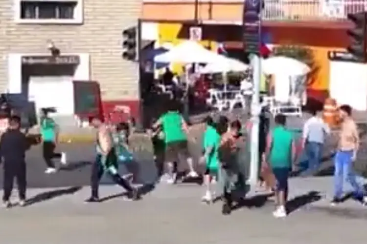 Batalla campal entre aficionados de Toluca y León (VIDEO)