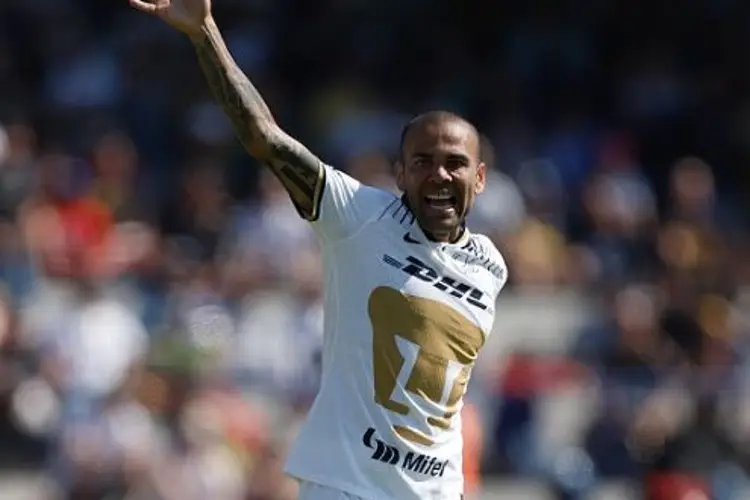 Prohíben a jugador de Pumas hablar de Dani Alves