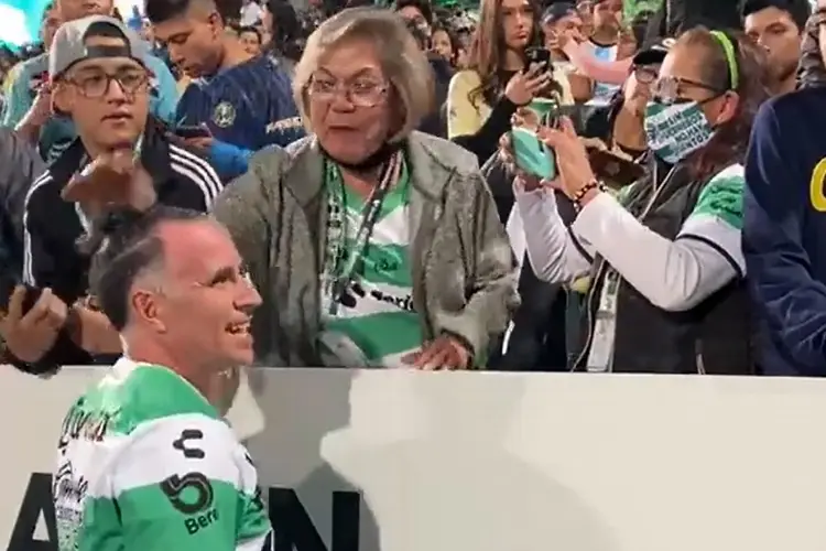 'Lorito' Jiménez, invitado de lujo en el Santos vs América (VIDEO)