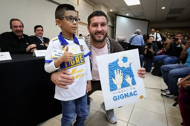 Gignac subastará balones para ayudar a niños mexicanos