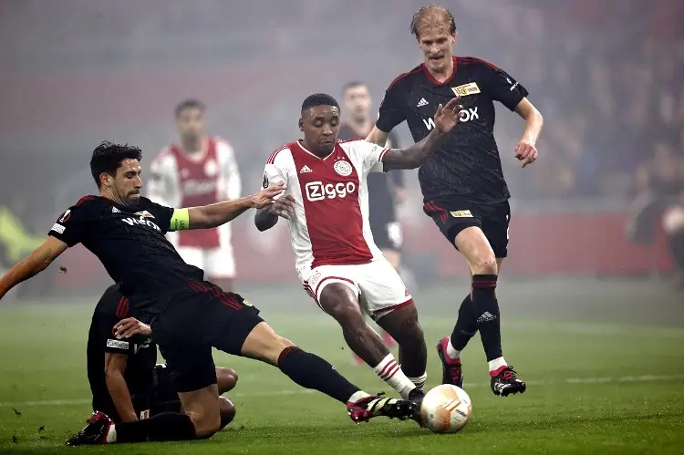 Ajax se salva en la Europa League con solo un mexicano