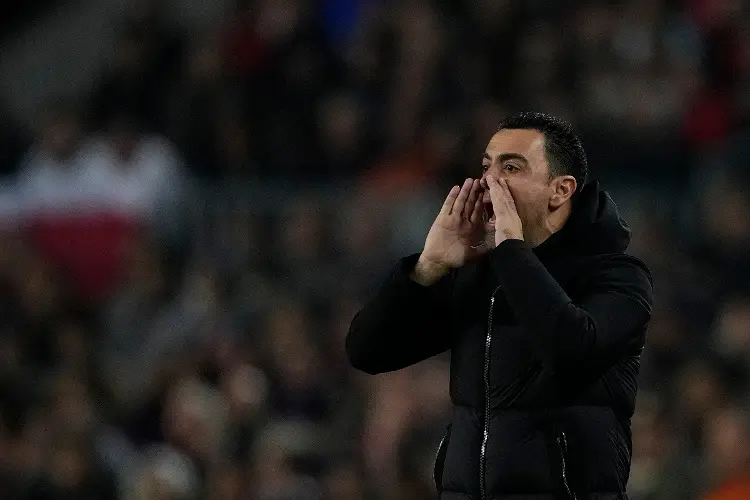 Xavi enfurecido por un penal que no le marcan al Barcelona