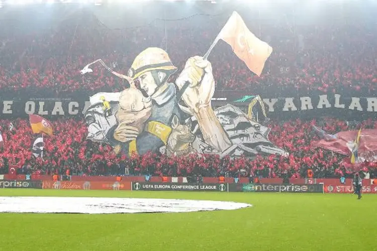 Tifo en honor a Turquía y Proteo, el perrito mexicano (VIDEO)