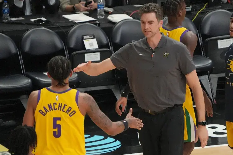 Paul Gasol se estrena como 'entrenador honorífico' en la NBA