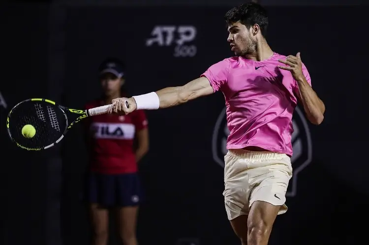 Alcaraz sufre pero gana en ATP de Río