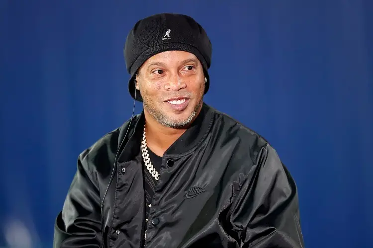 Oficial: Ronaldinho vuelve al fútbol (VIDEO)