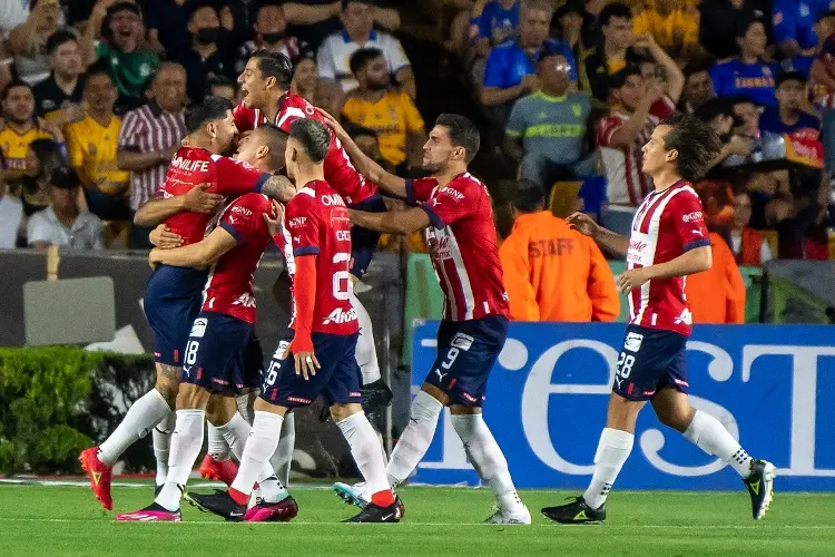 Chivas le pega a Tigres y apaga el 'Volcán'