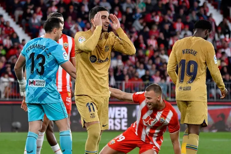 Barcelona pierde ante Almería y aviva al Madrid