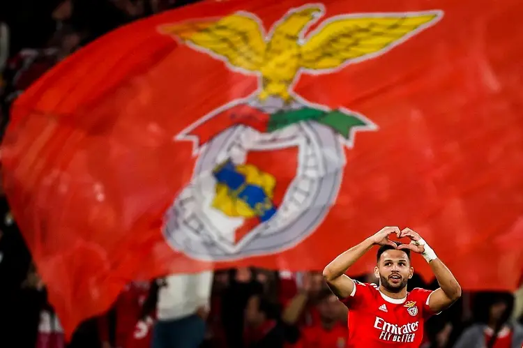 Benfica gana y manda en Portugal 
