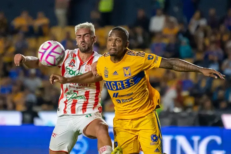 Tigres vence a Necaxa y acecha el liderato