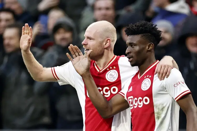 Ajax mete presión en Holanda, 