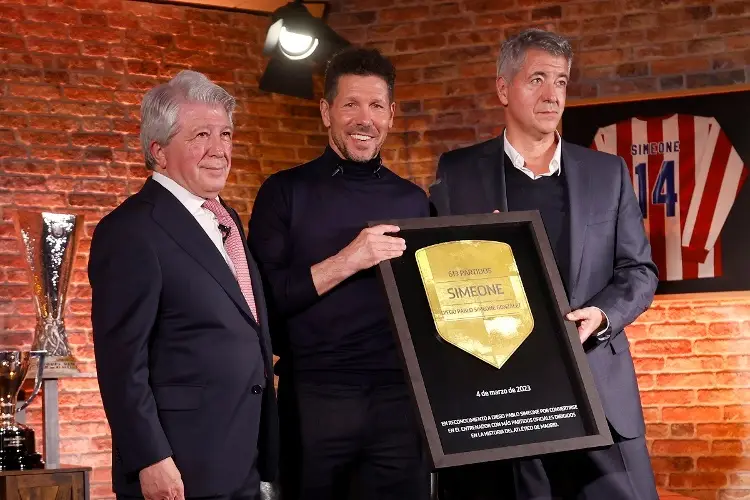 Atlético de Madrid honra la leyenda del 'Cholo' Simeone (VIDEO)