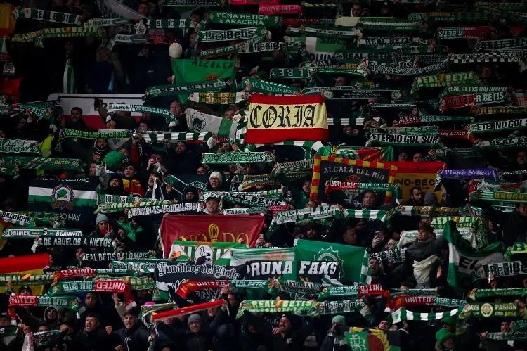 Aficionados del Betis son detenidos por violencia en Old Trafford