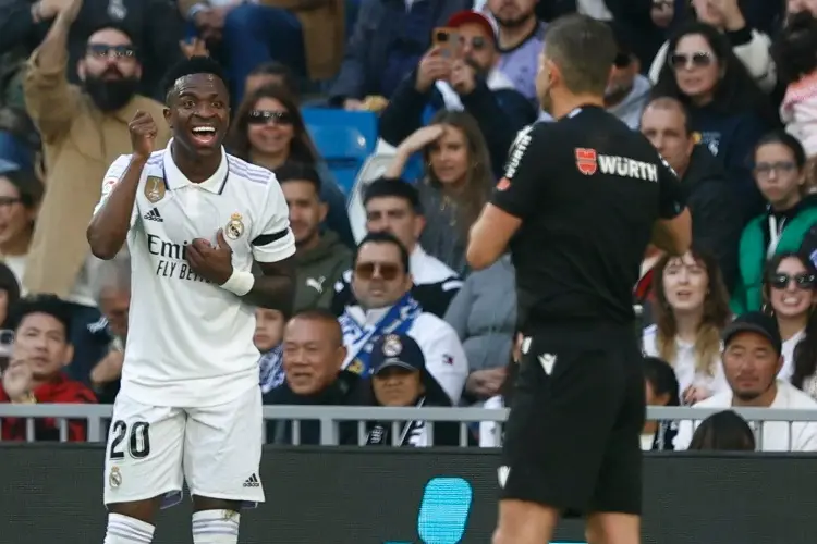 Vinicius tunde a los árbitros por permitir que lo pateen