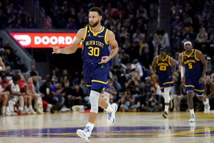 NBA: Stephen Curry salva a los Warriors de los Bucks 