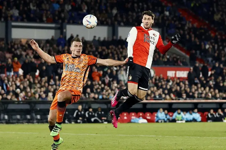 Santiago Giménez anota y Feyenoord sigue como líder (VIDEO)