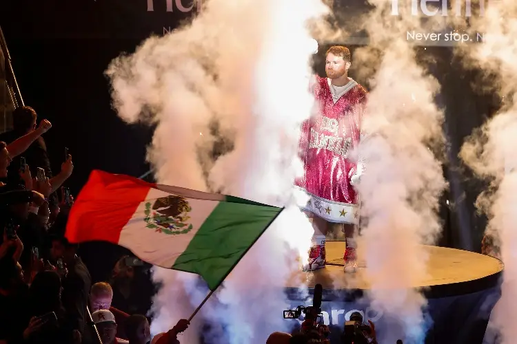 'Canelo' cumple sueño de niño limpiaparabrisas (VIDEO)