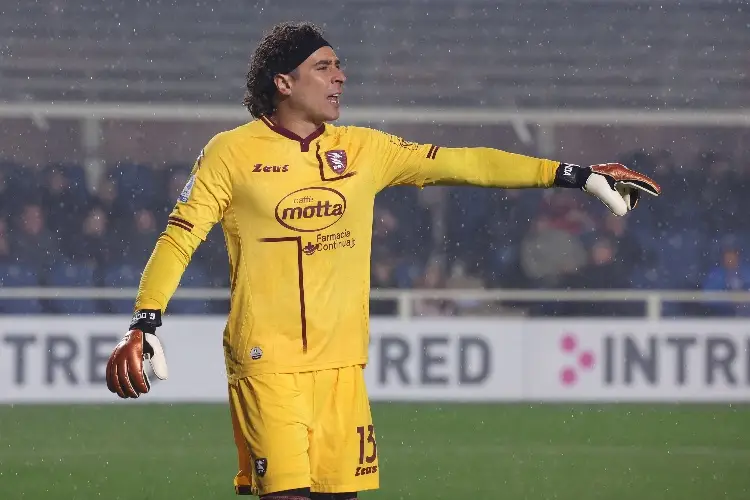 Las espectaculares atajadas de Ochoa vs el AC Milan (VIDEOS)