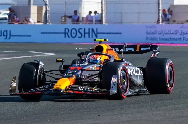 'Checo' Pérez es tercero en la segunda práctica de Arabia 
