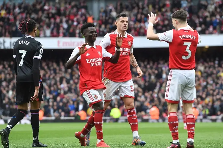 Arsenal golea y toma más distancia como líder de la Premier