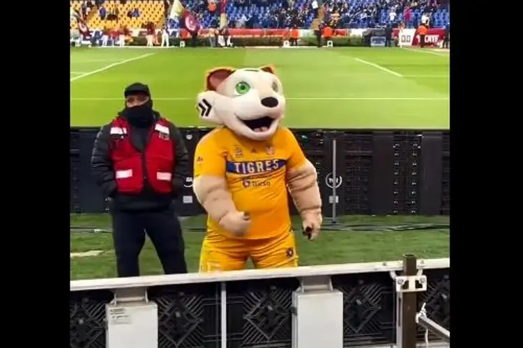 Mascota de Tigres hace leperadas a la tribuna (VIDEO)