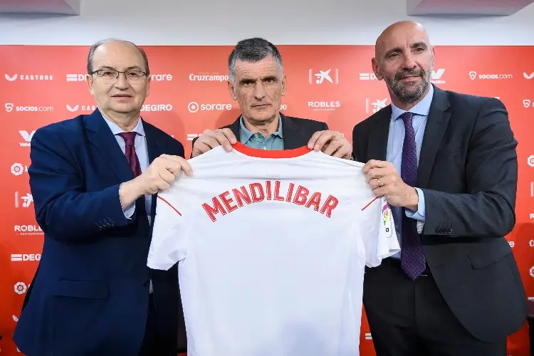 Sevilla presenta a su nuevo DT, el tercero en lo que va del torneo