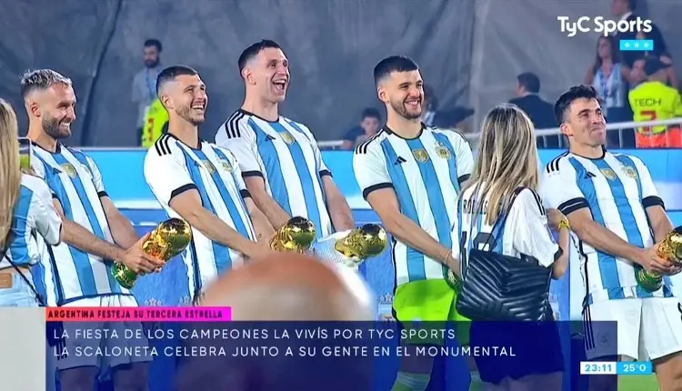 'Dibu' y otros jugadores replican festejo polémico de Copa del Mundo