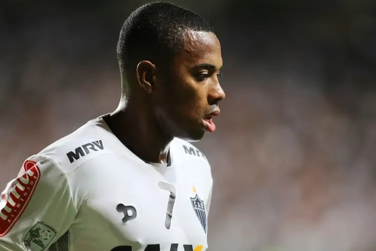 Retienen el pasaporte de Robinho tras su condena por violación sexual