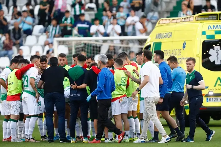 Futbolista que se desvaneció en pleno juego en España se encuentra 'estable' 